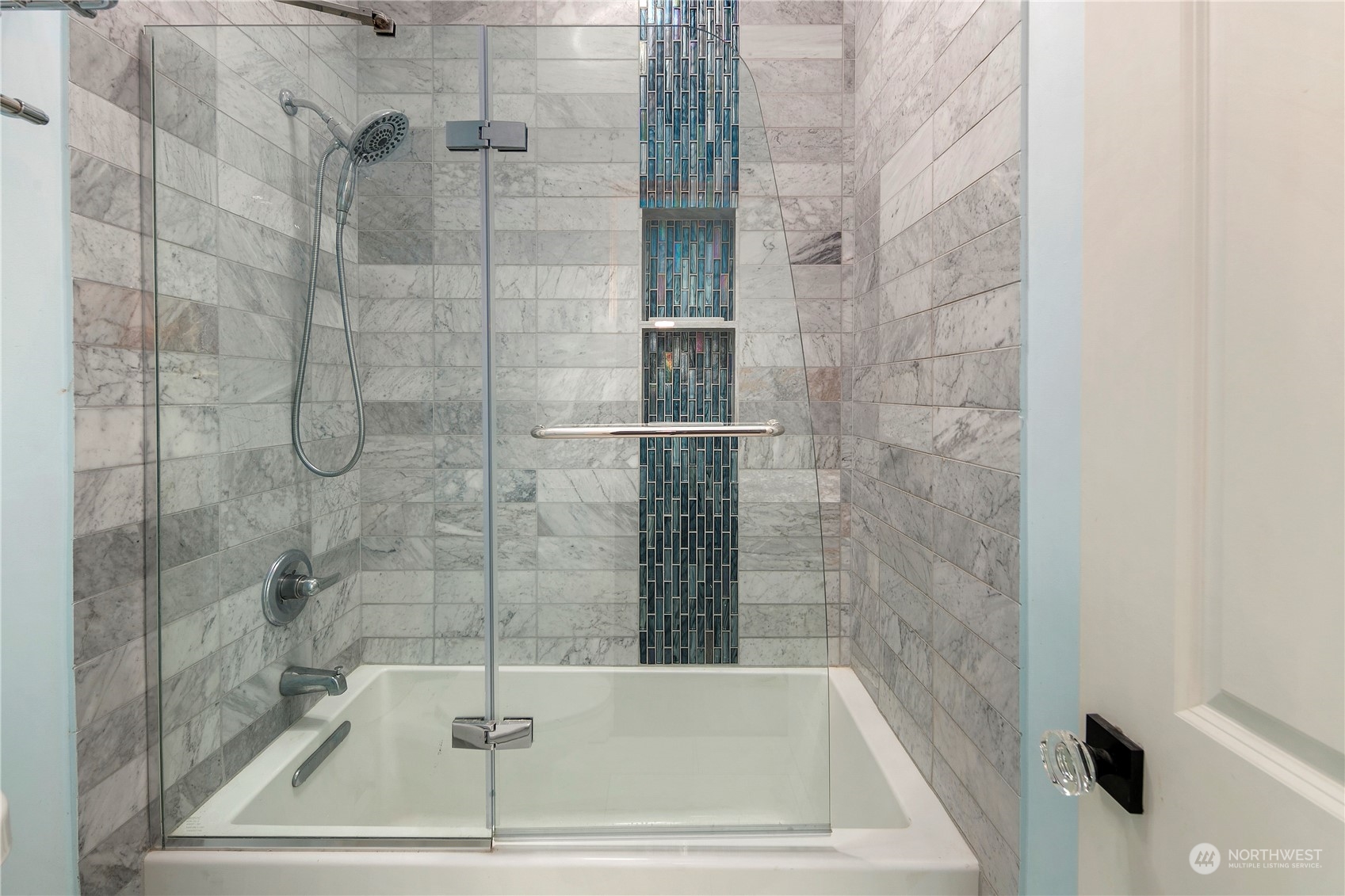 7307 Sand Point Way Northeast, Unit B618 Seattle, WA 98115 - Photo 19 of 23 a bathroom with a tub