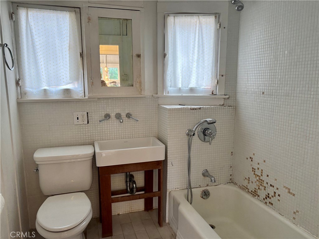 25 Galleon Street Marina del Rey, CA 90292 - Photo 18 of 41 a bathroom with a toilet a sink and bathtub