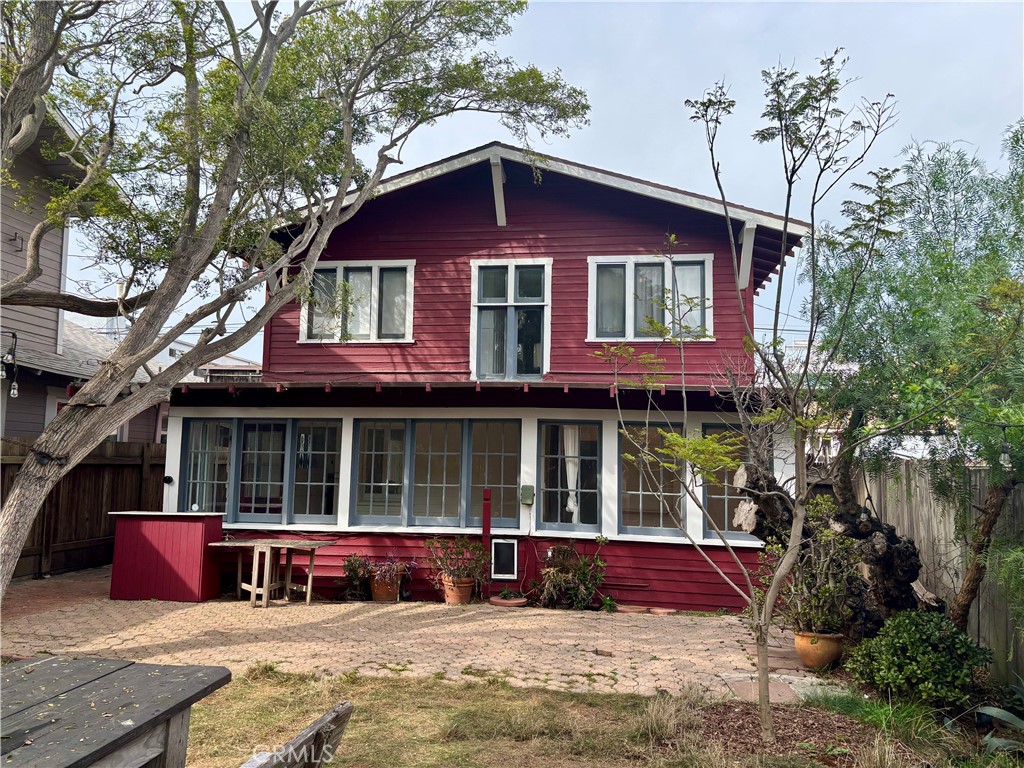 25 Galleon Street Marina del Rey, CA 90292 - Photo 2 of 41 a view of a house with a yard