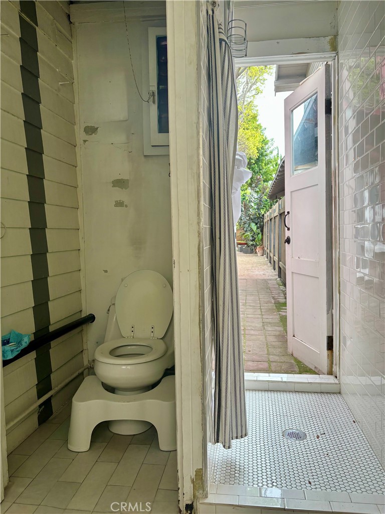 25 Galleon Street Marina del Rey, CA 90292 - Photo 24 of 41 a bathroom with a toilet and a shower
