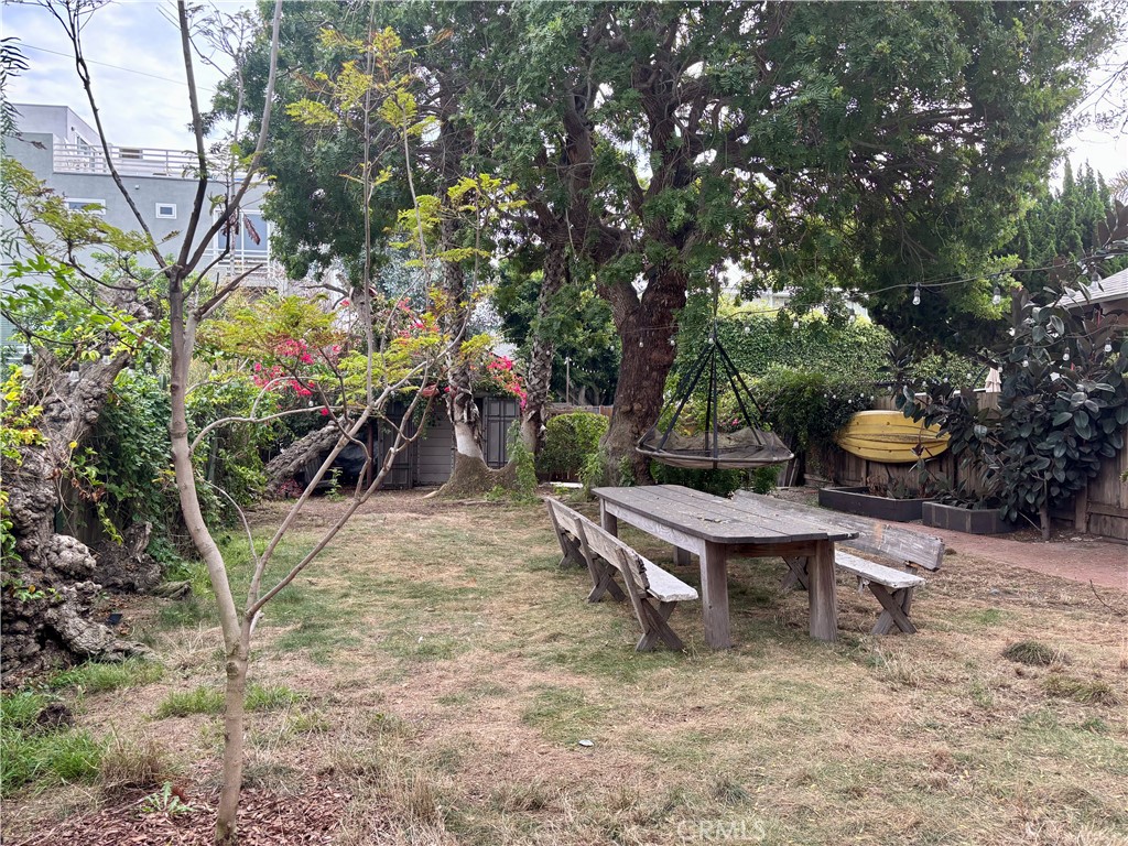 25 Galleon Street Marina del Rey, CA 90292 - Photo 28 of 41 a view of a backyard with chairs and a large tree