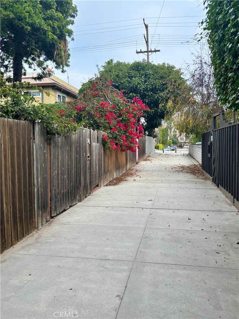 25 Galleon Street Marina del Rey, CA 90292 - Photo 29 of 41 a backyard of a house with lots of green space and wooden fence