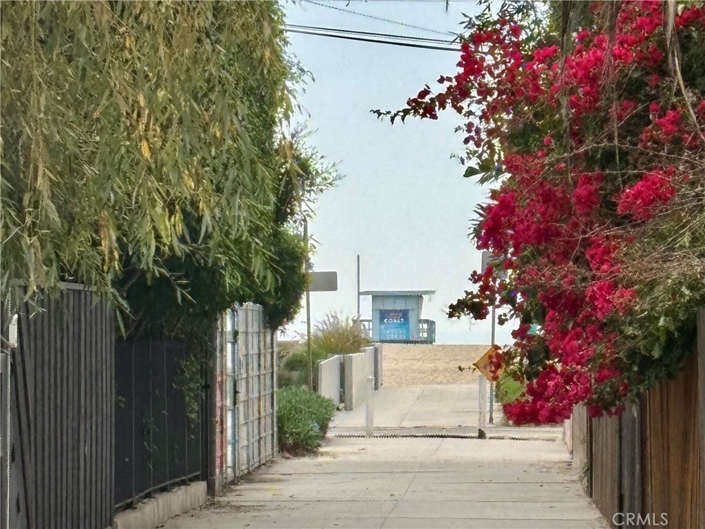 25 Galleon Street Marina del Rey, CA 90292 - Photo 34 of 41 a view of a fountain in front of a house