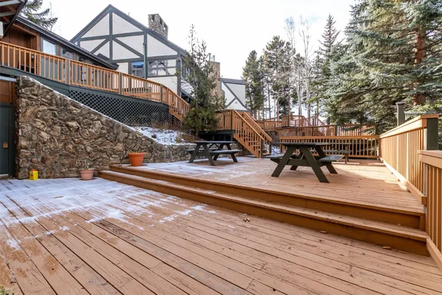 a picture of a room with a floor plan