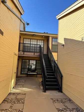 a view of entryway with a front door
