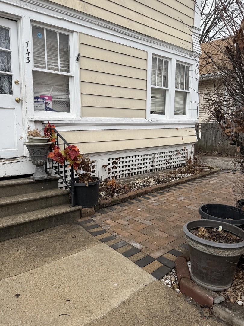 743 Bangs Street Aurora, IL 60505 - Photo 2 of 33