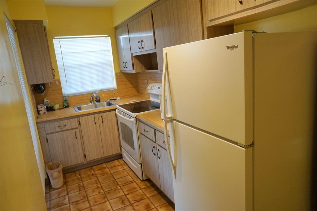 160 Northeast 8th Avenue, Unit 25B Hallandale Beach, FL 33009 - Photo 21 of 35 a utility room with dryer and washer