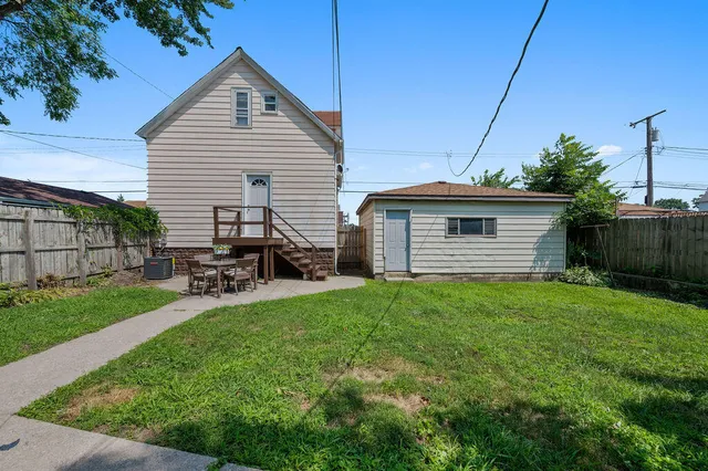 a view of a house with backyard