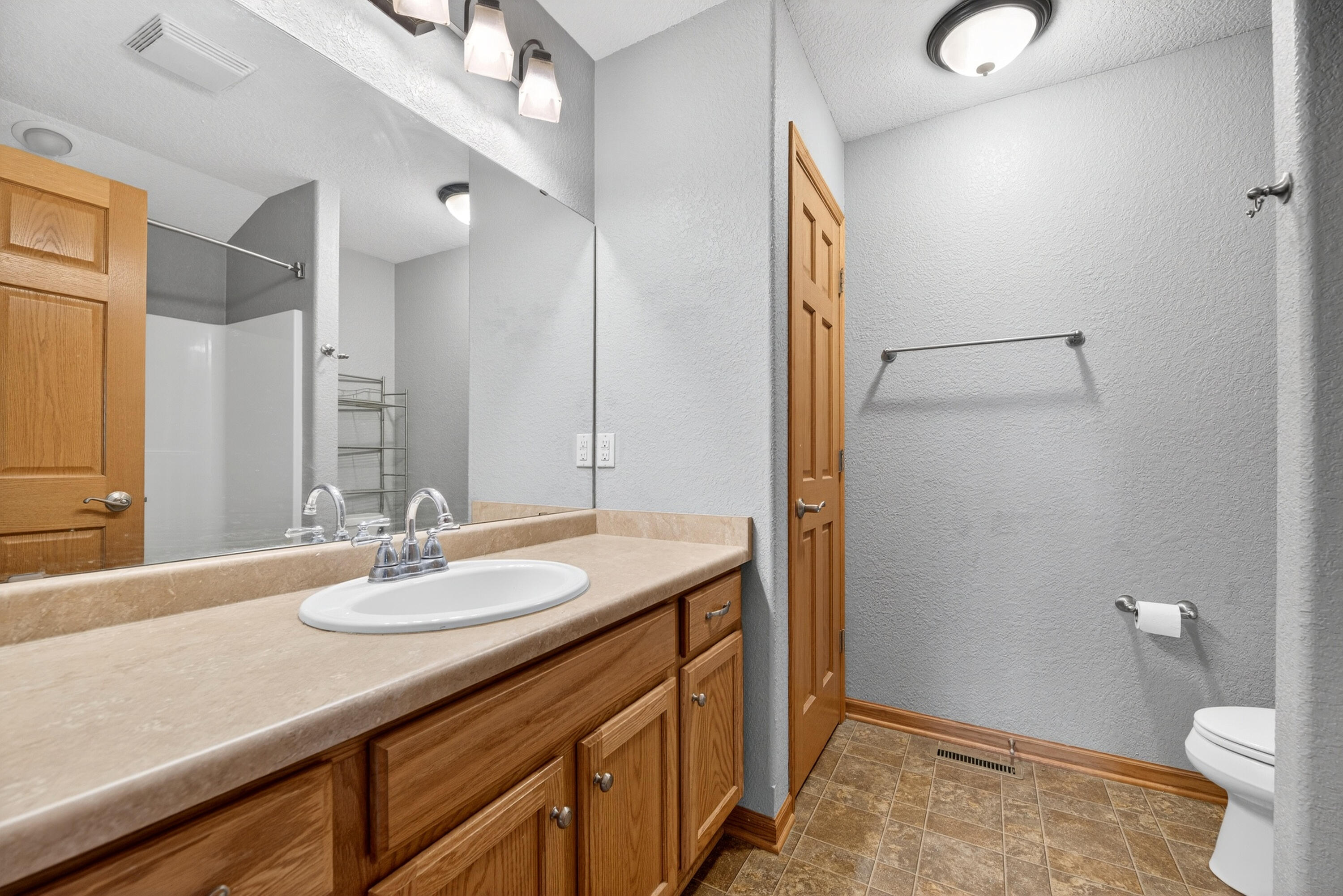 760 Mill Pond Road Dousman, WI 53118 - Photo 48 of 81 Upper Full Bath Pic 2