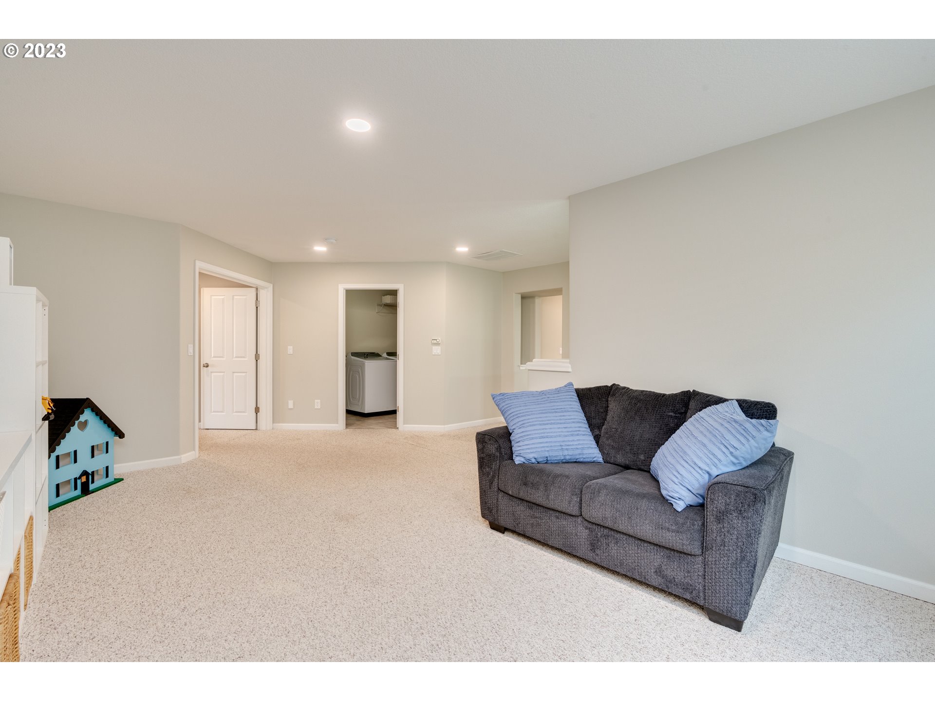 16270 Southeast Jasper Drive Damascus, OR 97089 - Photo 17 of 32 a living room with furniture and a couch