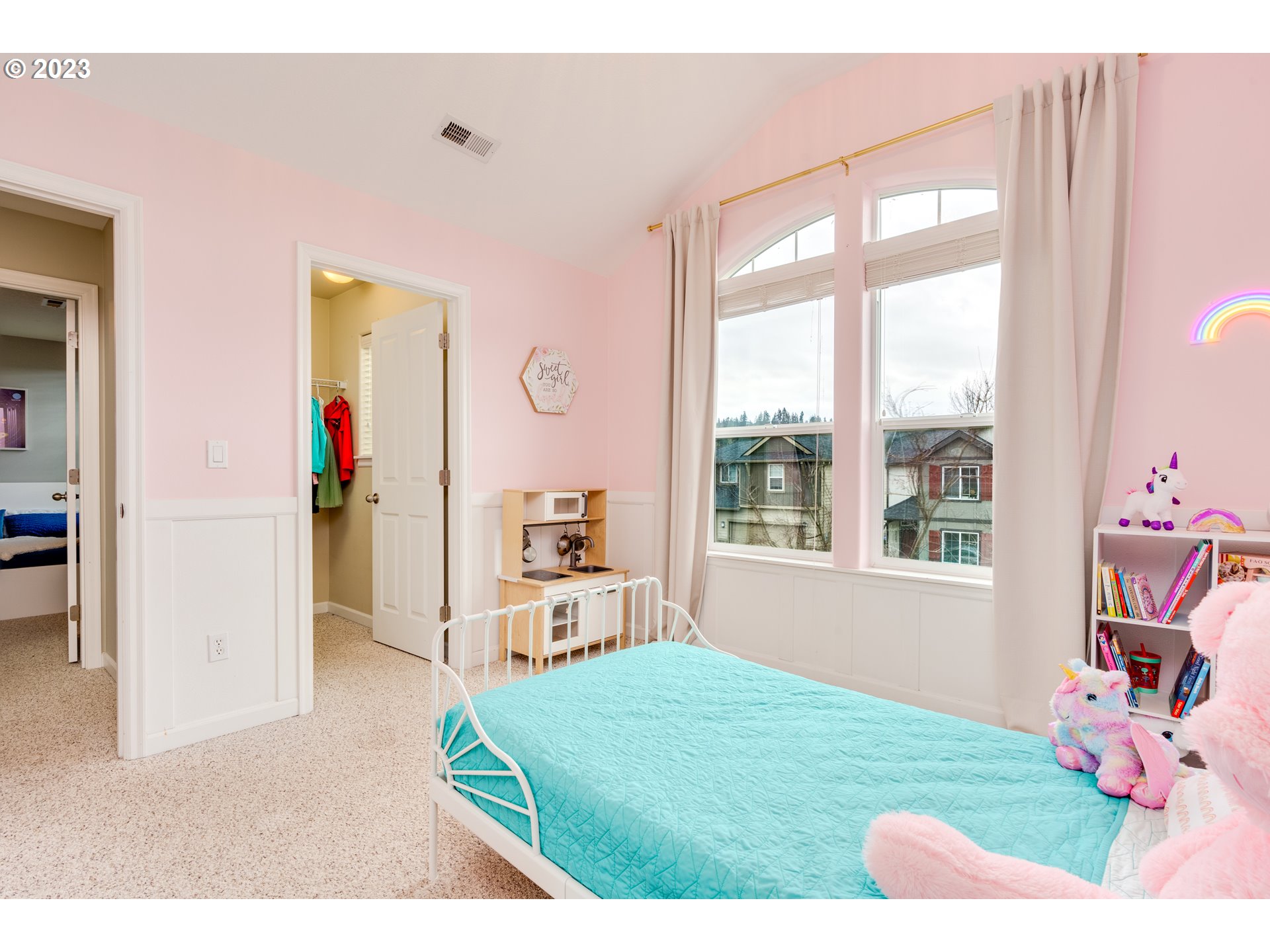 16270 Southeast Jasper Drive Damascus, OR 97089 - Photo 20 of 32 a living room with furniture and a window