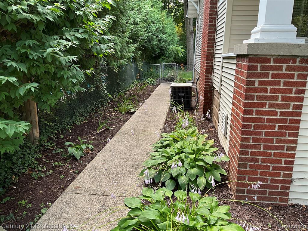 216 Woodside Road Royal Oak, MI 48073 - Photo 33 of 37 Gallery Image 33