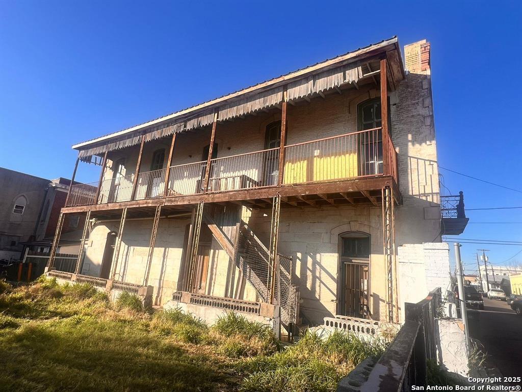 520 Davis Avenue, Unit B Laredo, TX 78040 - Photo 19 of 29 a front view of a house with a yard