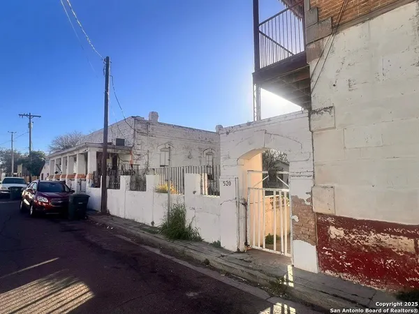 $600 | 520 Davis Avenue, Unit B, Laredo, TX 78040