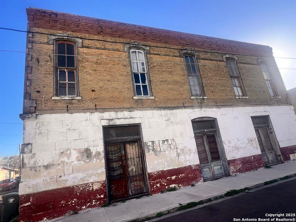 520 Davis Avenue, Unit B Laredo, TX 78040 - Photo 26 of 29 a front view of a house with entertaining space