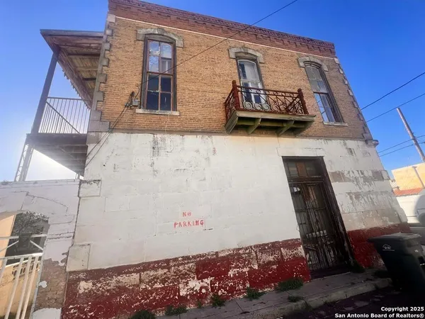 $600 | 520 Davis Avenue, Unit B, Laredo, TX 78040