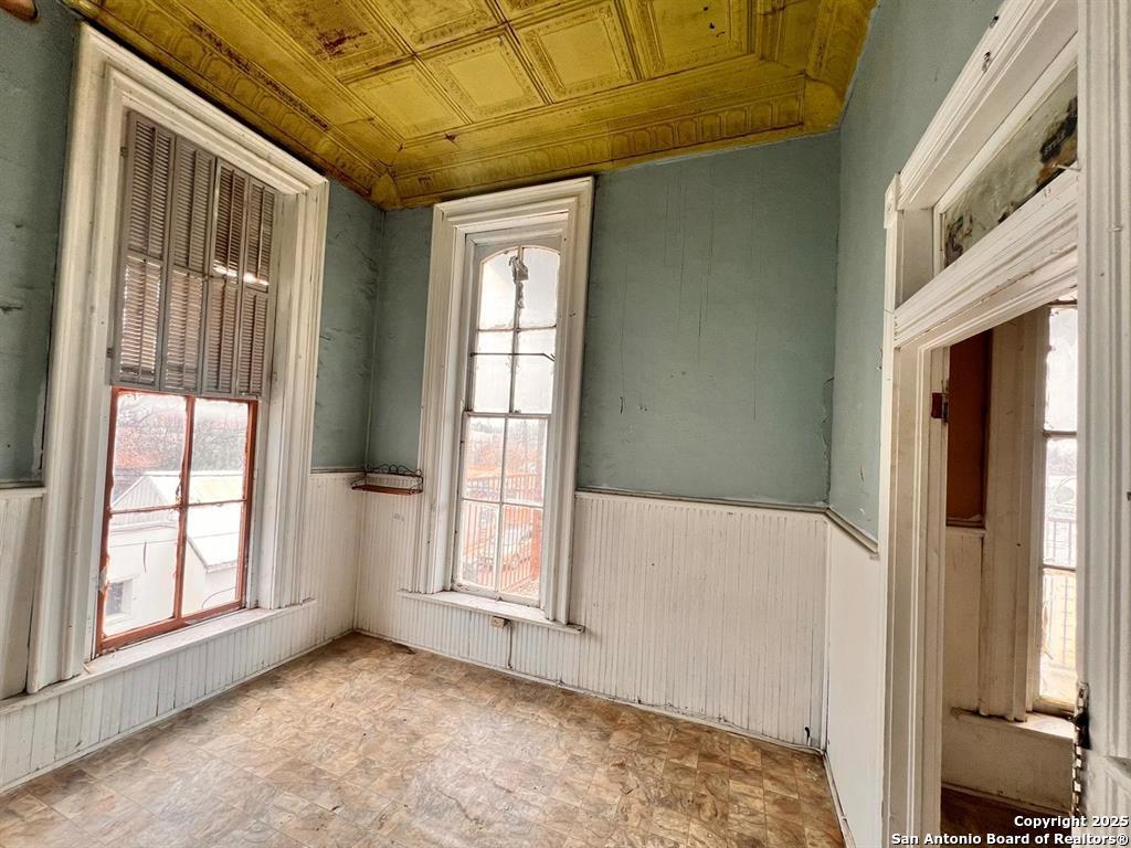 520 Davis Avenue, Unit B Laredo, TX 78040 - Photo 6 of 29 an empty room with windows