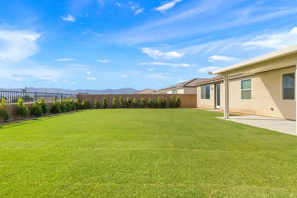 a view of an house with backyard and pool