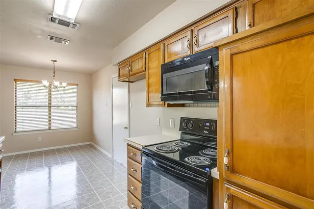 $1,850 | 2295 East Renfro Street, Burleson, TX 76028