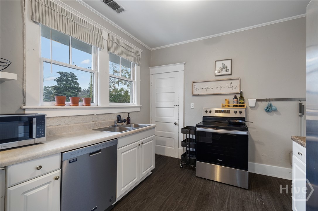 201 East 49th Street Savannah, GA 31405 - Photo 49 of 54