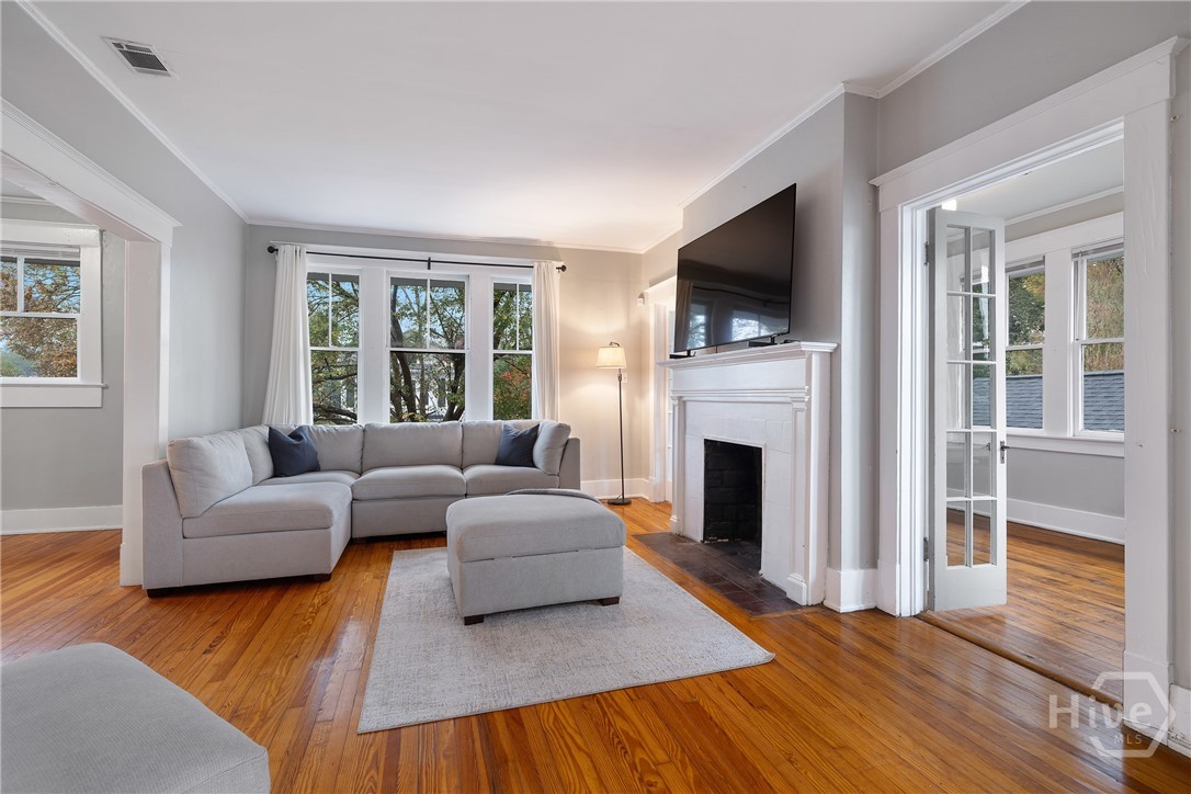 201 East 49th Street Savannah, GA 31405 - Photo 5 of 54