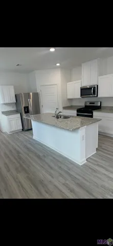 $2,700 | 943 Renova Drive, Baton Rouge, LA 70820
