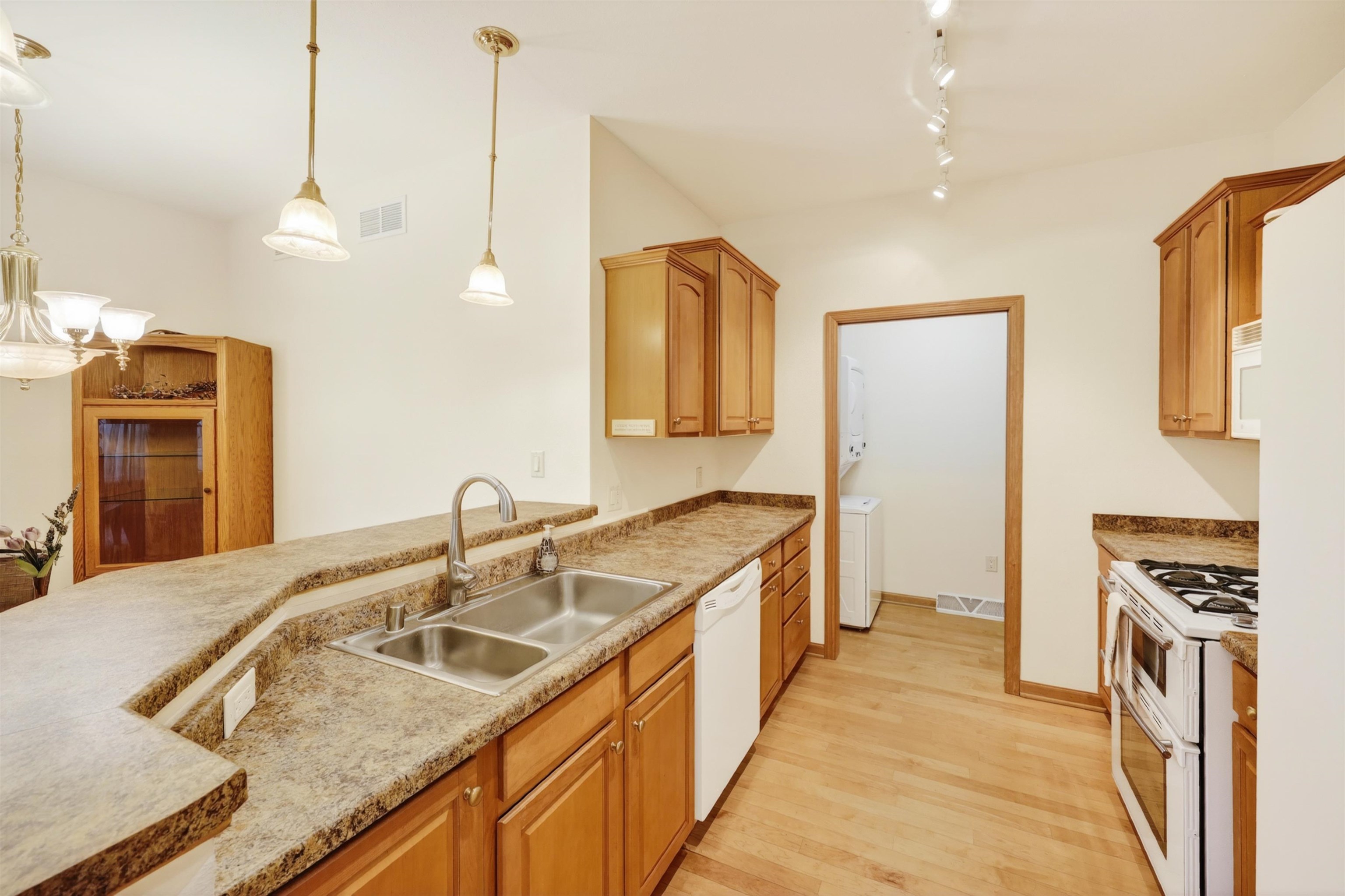 672 Clardell Drive Sun Prairie, WI 53590 - Photo 3 of 43