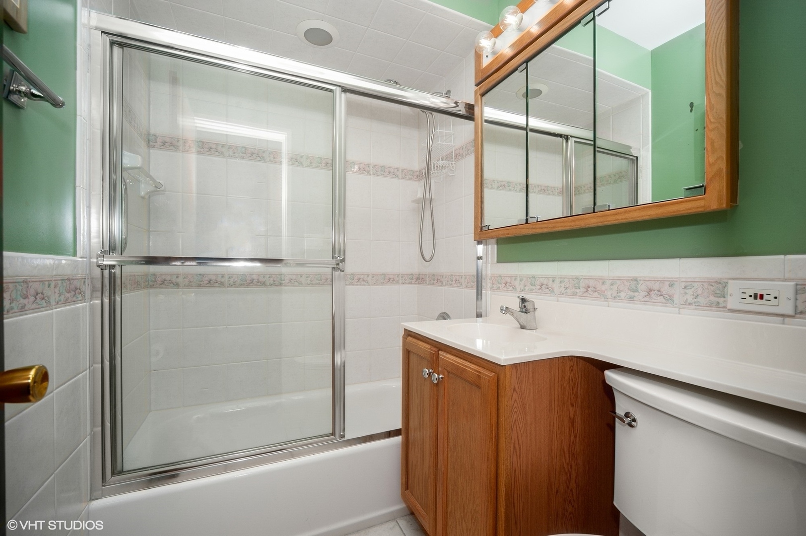 2305 Jay Lane Rolling Meadows, IL 60008 - Photo 12 of 18 a bathroom with a sink and a mirror