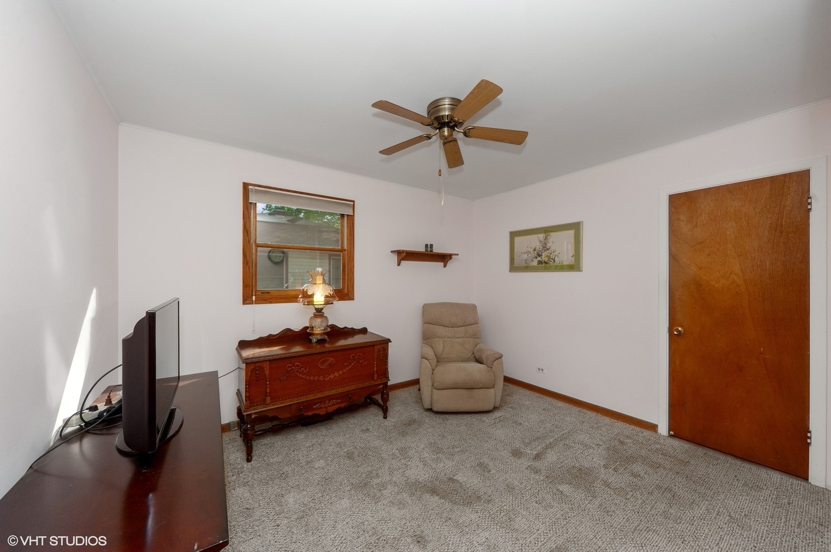 2305 Jay Lane Rolling Meadows, IL 60008 - Photo 10 of 18 a living room with furniture
