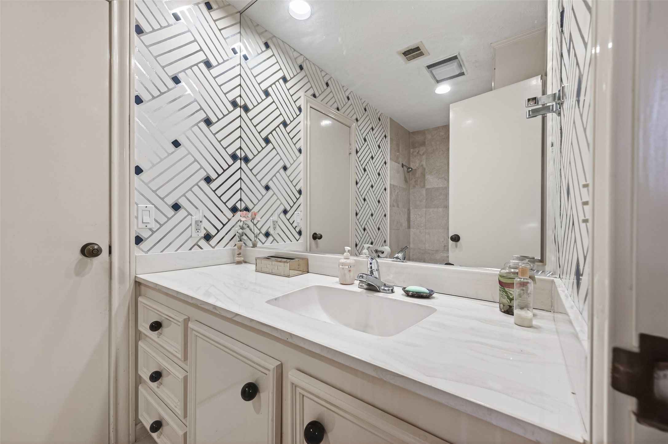 8103 Lake Edge Court Houston, TX 77071 - Photo 34 of 48 Full bathroom with sleek vanity and bold geometric wallpaper