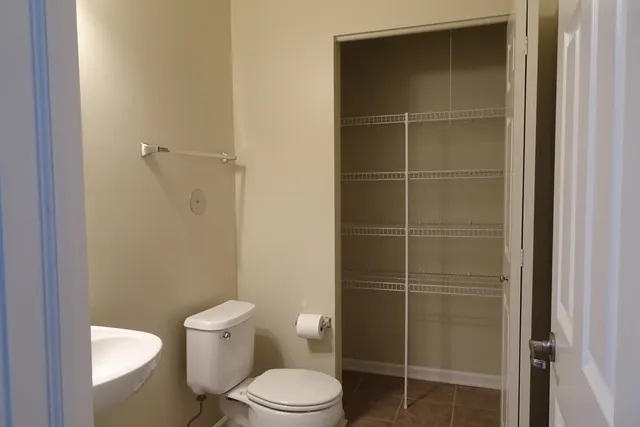 $2,900 | 2203 South Crambourne Way, Arlington Heights, IL 60005