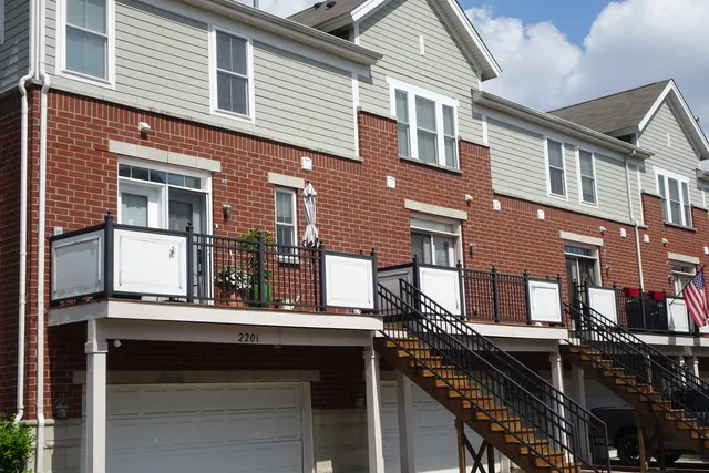 $2,900 | 2203 South Crambourne Way, Arlington Heights, IL 60005