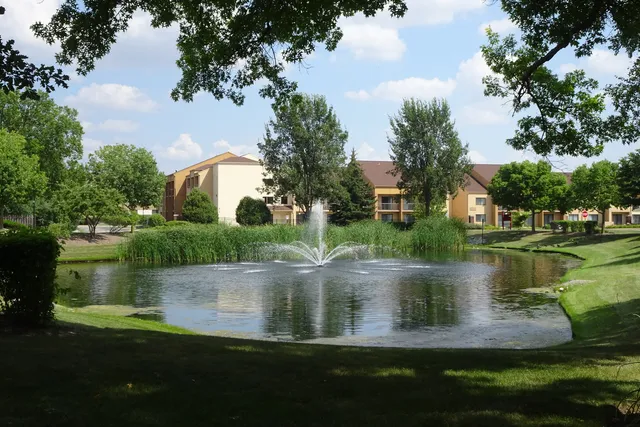 $2,900 | 2203 South Crambourne Way, Arlington Heights, IL 60005