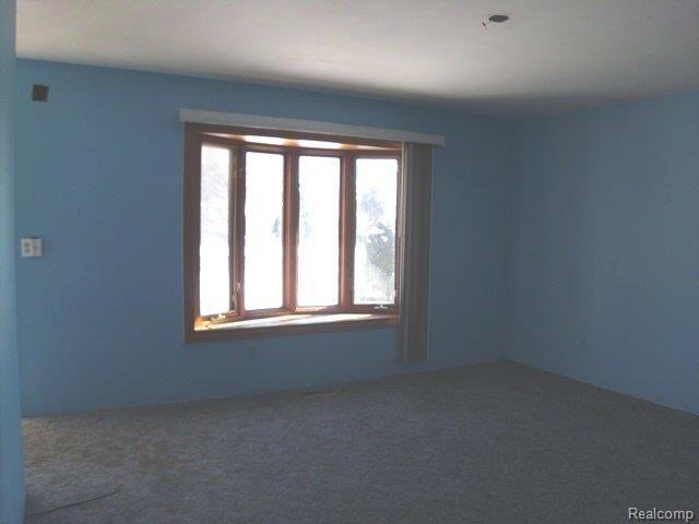 32553 Hayes Road Warren, MI 48088 - Photo 7 of 13 261-825102-living room.JPG