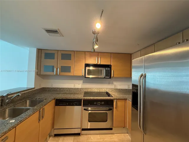 $470,000 | 2101 Brickell Avenue, Unit 1002, Miami, FL 33129