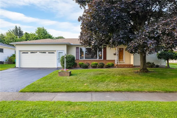$249,900 | 15 Georgian Drive, Irondequoit, NY 14609