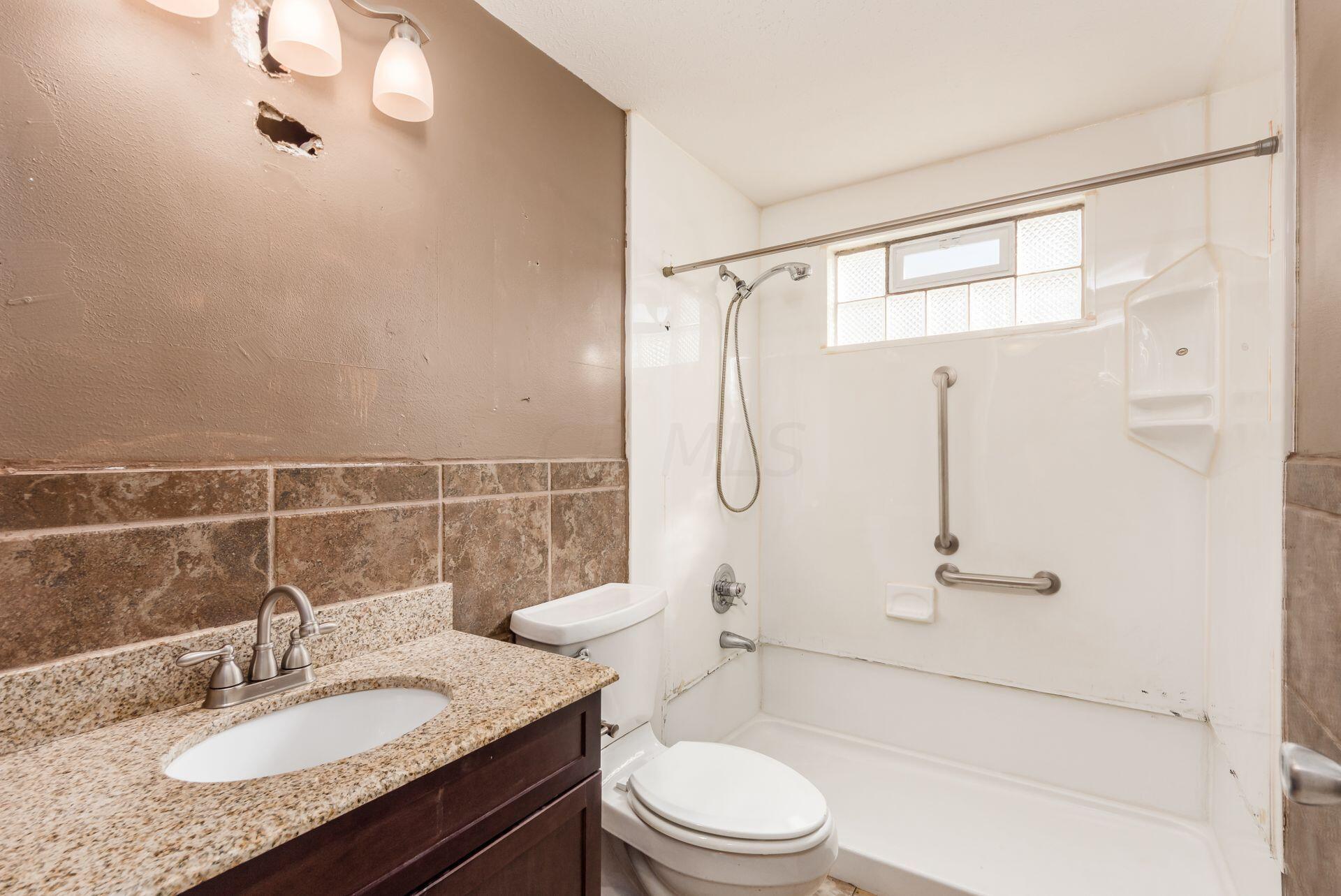 3880 Lynward Road Columbus, OH 43228 - Photo 16 of 34 Bathroom