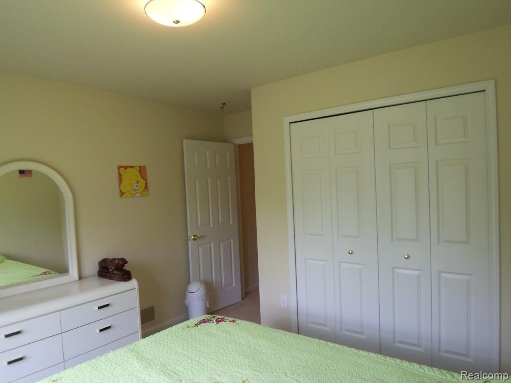 33580 Utica Road Fraser, MI 48026 - Photo 22 of 44 100_7477.jpg