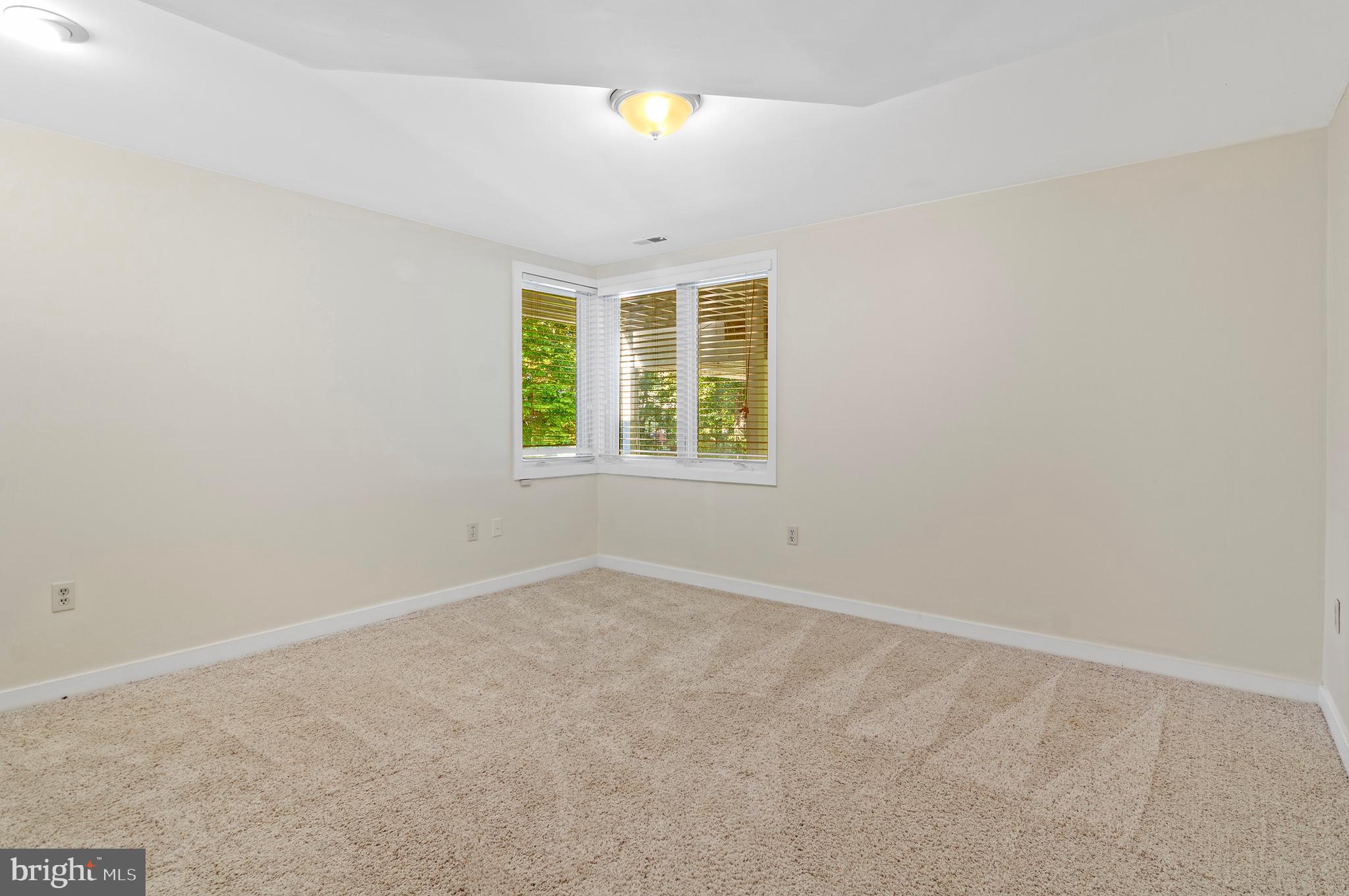 856 St Edmonds Place Annapolis, MD 21401 - Photo 84 of 129 an empty room with a window