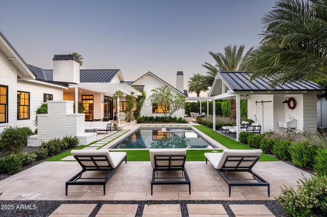 a view of a dinning tables and chairs in patio