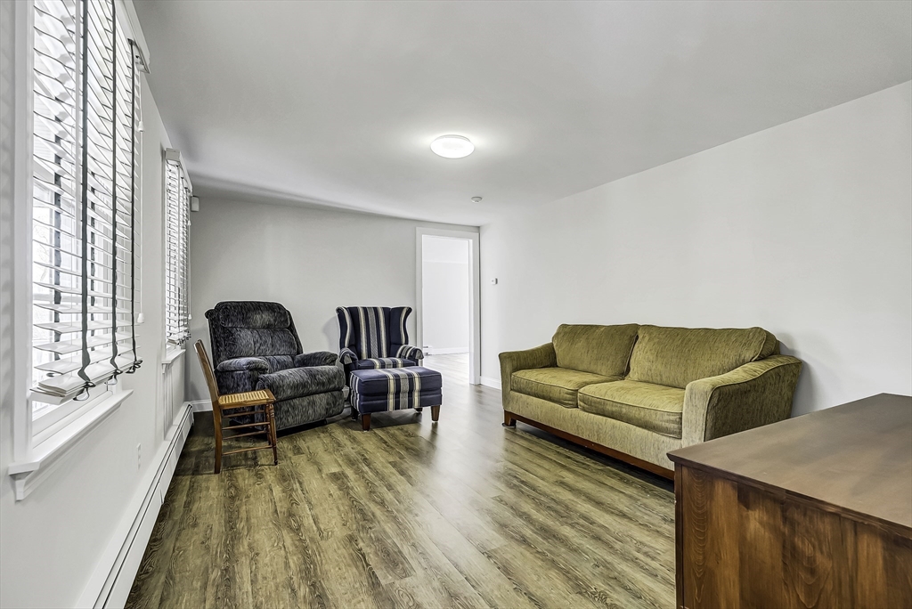 31 Baxendale Road Bourne, MA 02534 - Photo 34 of 35 a living room with furniture and a table