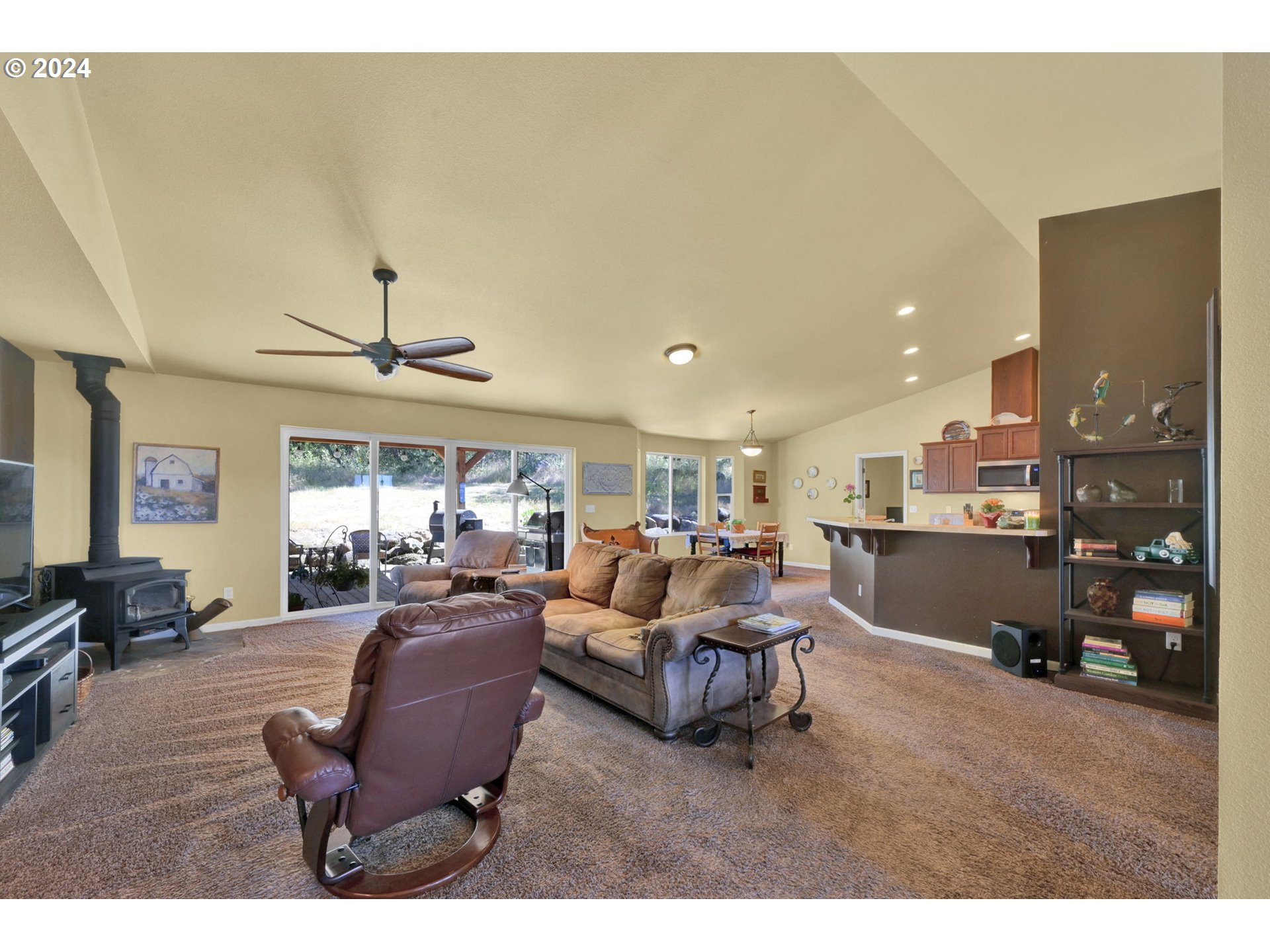 33320 Bryant Road Creswell, OR 97426 - Photo 5 of 48 Living Room