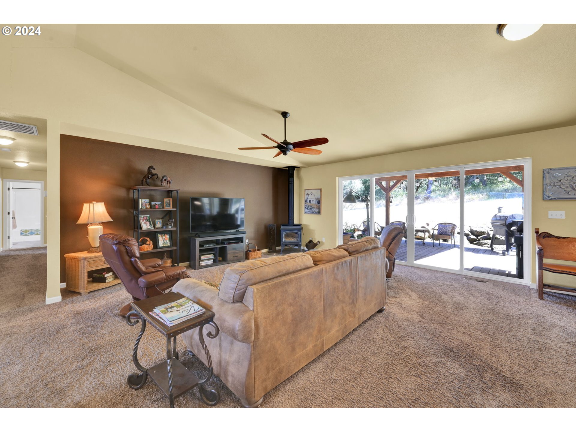 33320 Bryant Road Creswell, OR 97426 - Photo 6 of 48 Living Room