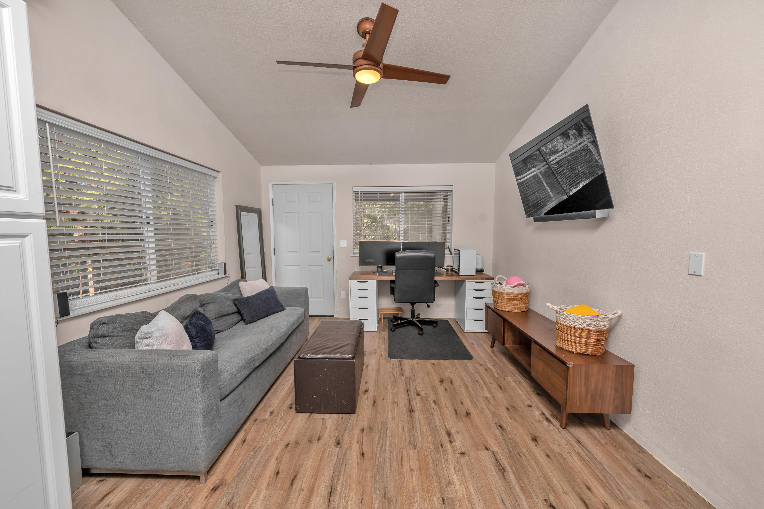 4225 Southside Road Grants Pass, OR 97527 - Photo 6 of 13 Living Room1