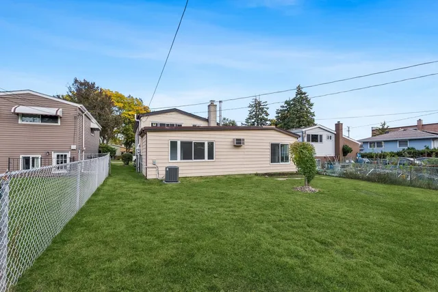 a view of a house with a backyard