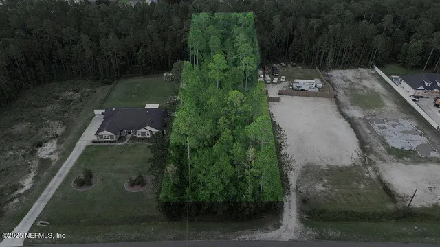 a view of a backyard