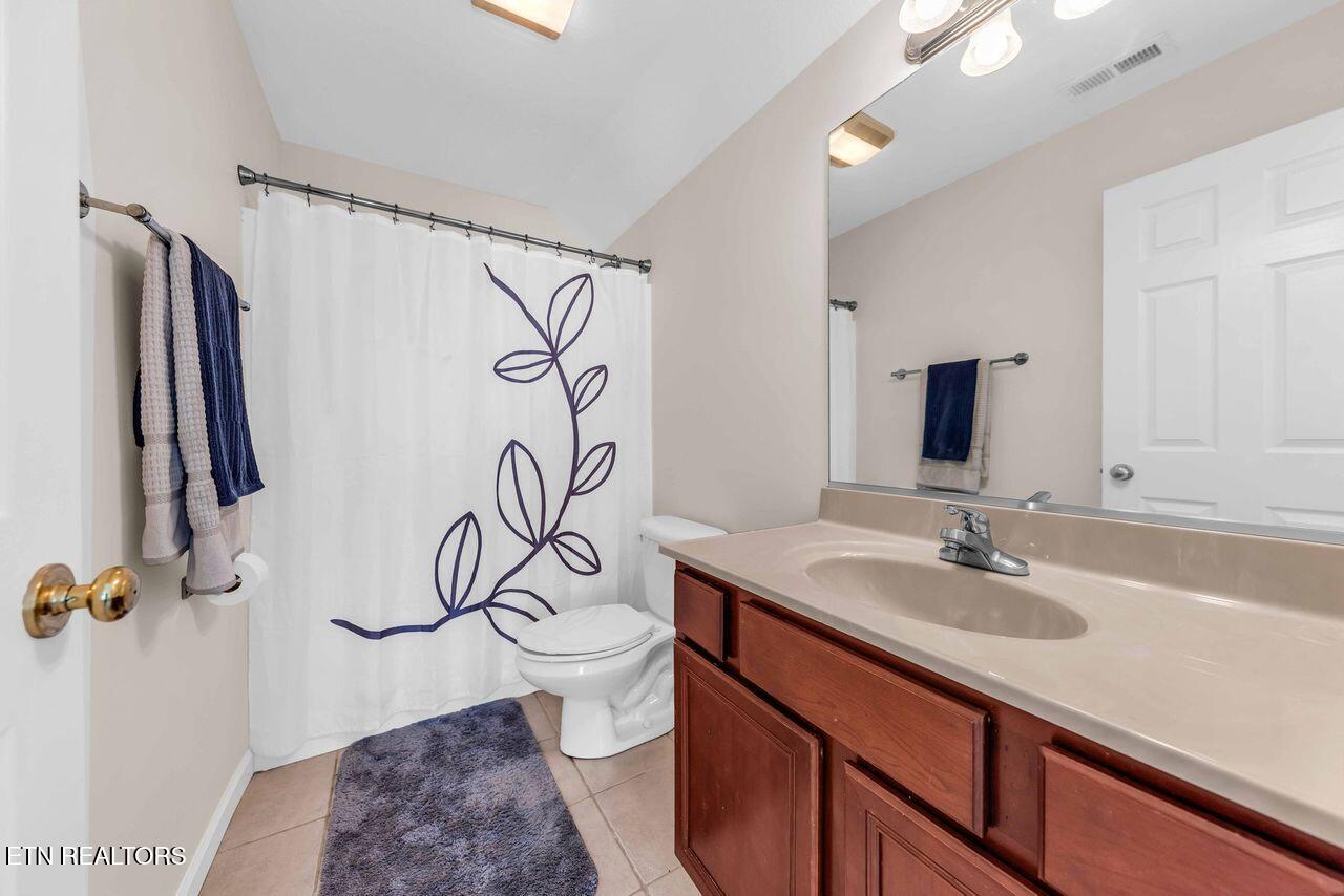 520 Spring Branch Lane Knoxville, TN 37934 - Photo 22 of 33 Ensuite Full Bath (Third Floor)