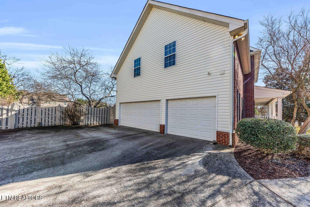 520 Spring Branch Lane Knoxville, TN 37934 - Photo 27 of 33 Side Entry 3-Car Garage