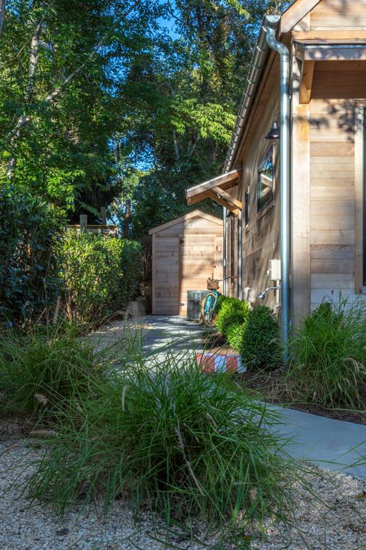 16 Roosevelt Road Montauk, NY 11954 - Photo 28 of 30 a backyard of a house with plants and large tree