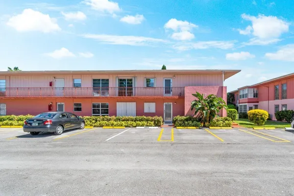 $2,000 | 2 Golfs Edge, Unit D, West Palm Beach, FL 33417